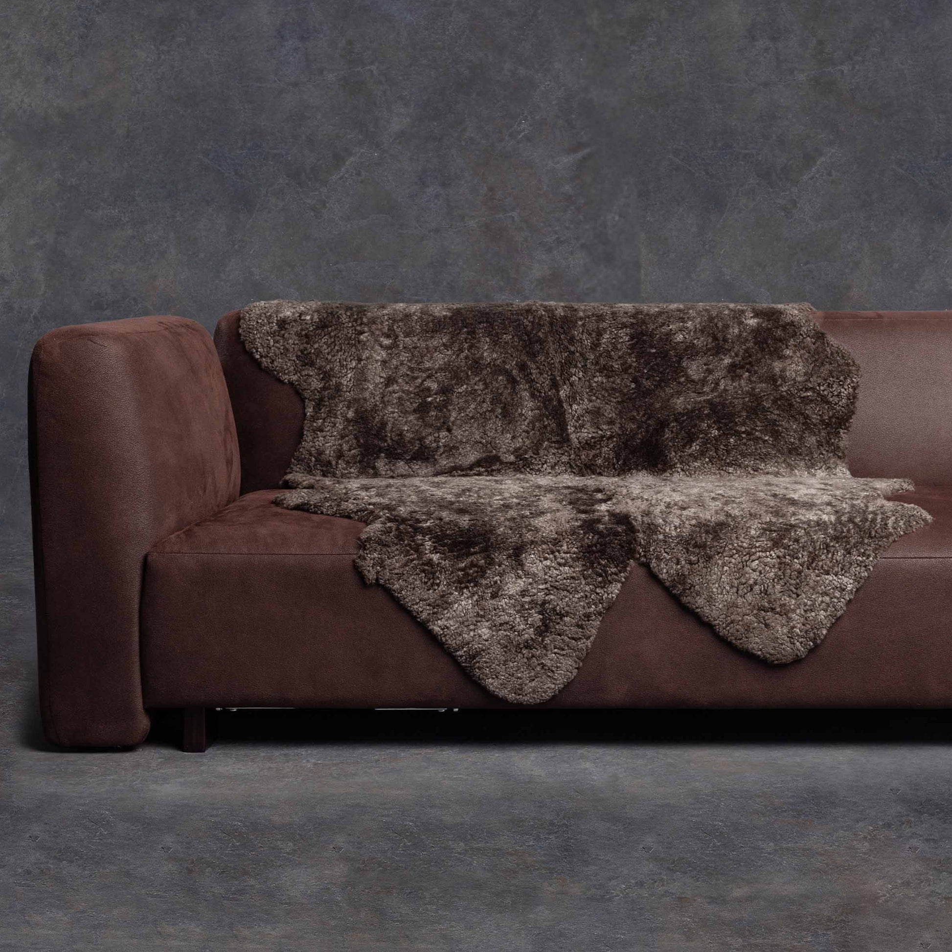 APATRMENT91BYHAREANDKLEIN_QUARTOSHEEPSKINRUG_GRENDENE